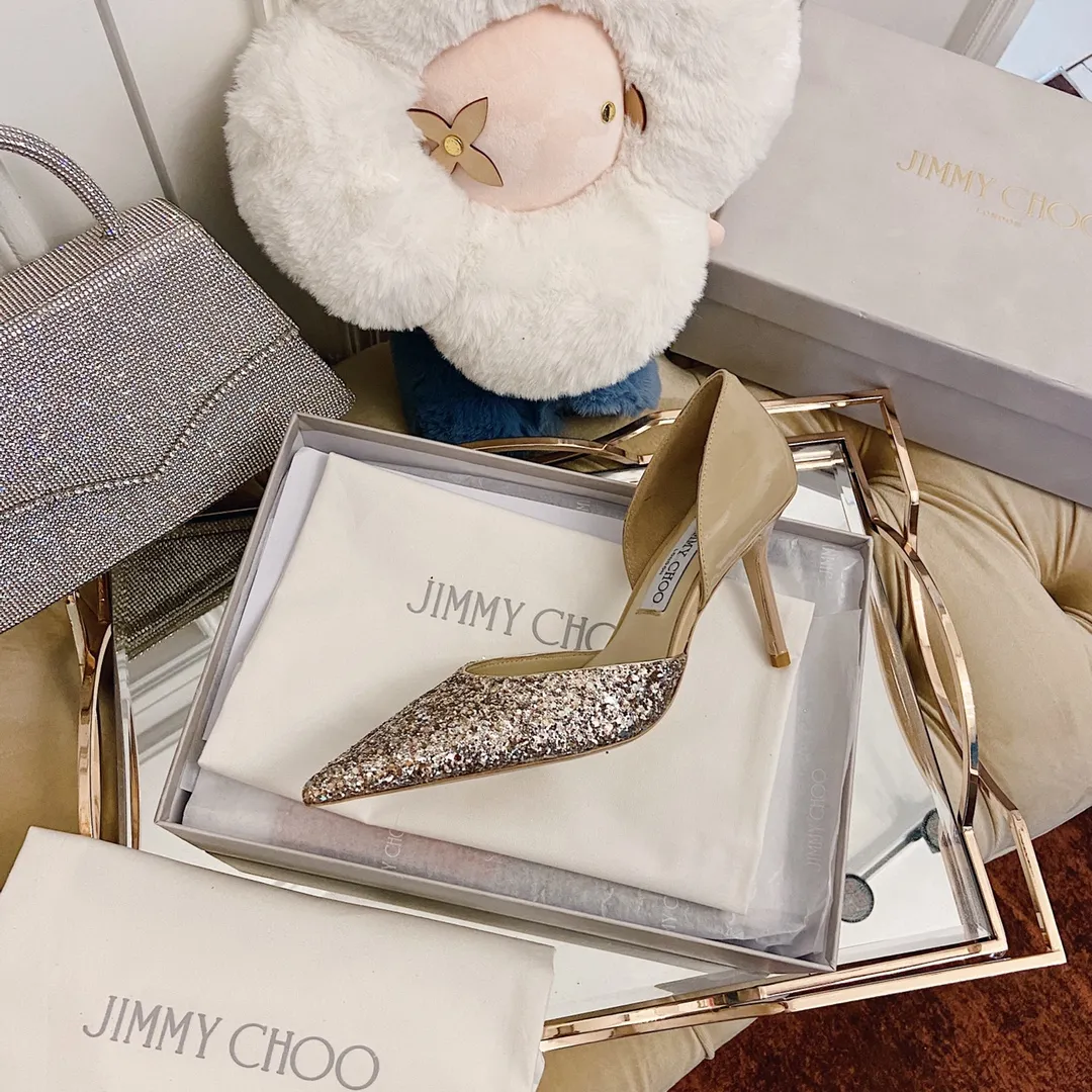 👟👟Ex-factory price 520👟👟 JIMMY CHOO A pair of high heels that can conquer all men👠Easy to wear and versatile, a must-have item for the annual meeting🥂Bilng Bilng is so beautiful that no one can take your breath away Material: Special Crete spliced cow patent leather ➰🍸Sheepskin lining Italian leather outsole Available in three colors: black, nude, silver Size: 34-42 With a height of 8cm, it is packaged simultaneously at the counter!